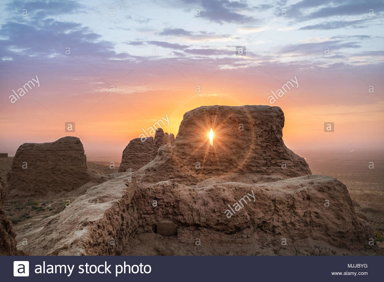 rayons-de-soleil-levant-impregner-par-lintermediaire-de-ruines-antiques-de-ayaz-kala-dans-kyzylkum-desert-ouzbekistan-mjjbyg.jpg.e1a264987587bf492de978e15b5211ff.jpg