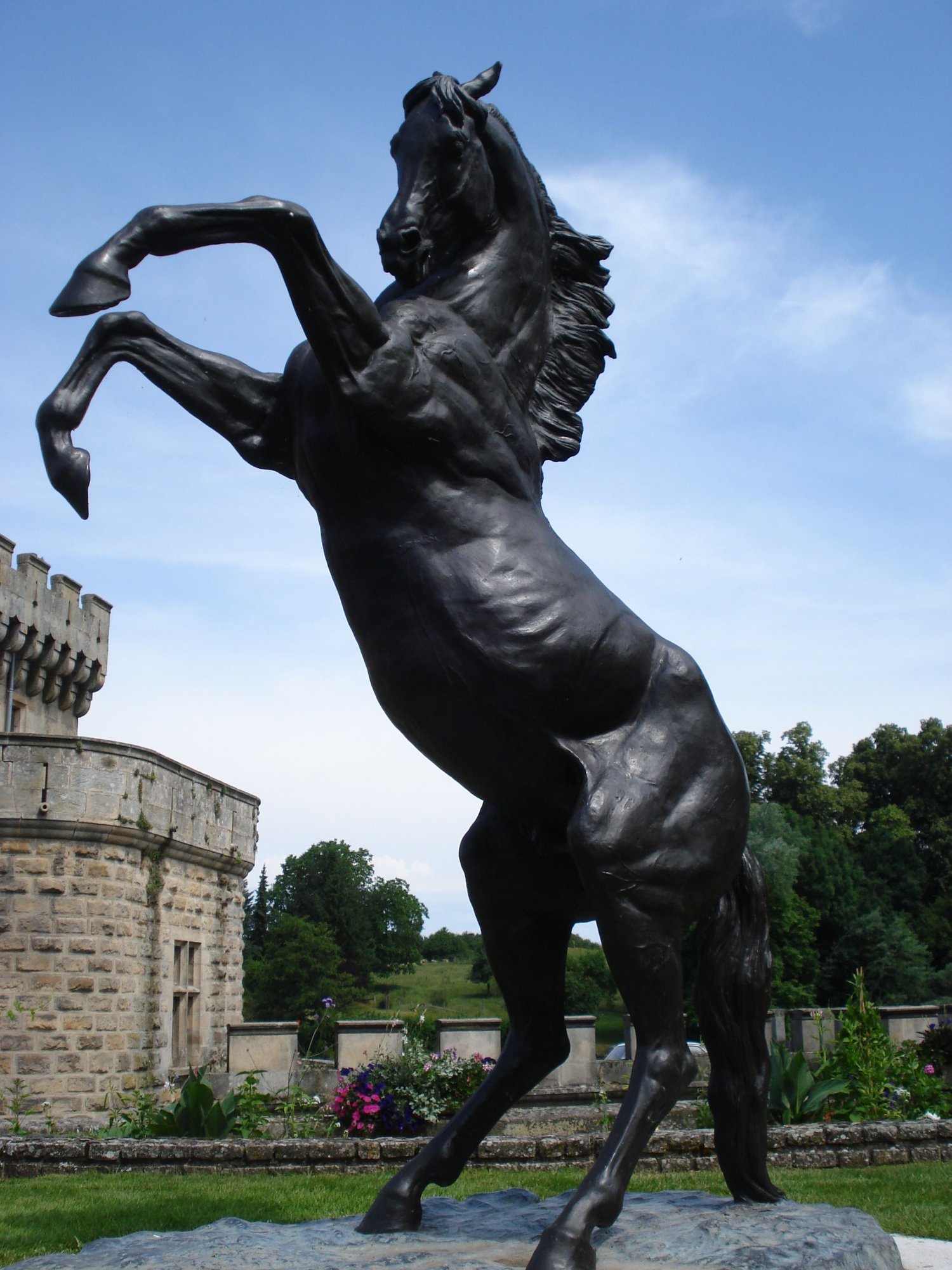 670183884_La_Clayette_(Sane-et-Loire_Fr)_statue_cheval_se_cabrant.thumb.JPG.3891df7be0e471b8fb023583baf7c09e.JPG